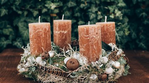 Adventný veniec s prírodnými dekoráciami