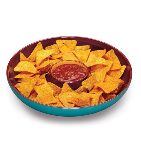 Tanjier s nachos a miska červenej salsy