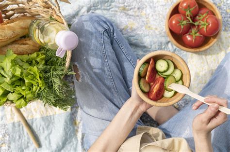 Ilustračná fotografia rôznych druhov rýchleho občerstvenia ako sú bagety, sendviče a šaláty