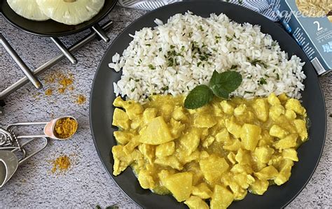 Servírované kuracie kari s ryžou a ananásom