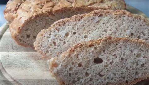 Fotografia upečeného bezlepkového chleba