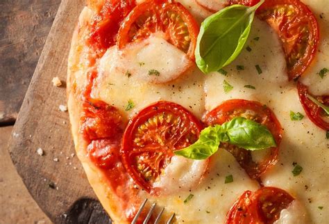 Pizza s rôznymi druhmi ovocia a syra