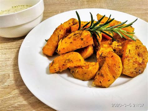 Pečené bataty s rozmarínom a parmezánom