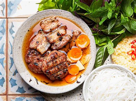 Bún Chả servírované s grilovaným mäsom a rezancami
