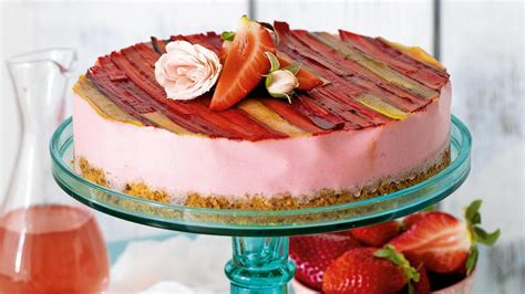 Jogurtový cheesecake s rebarborou a jahodami