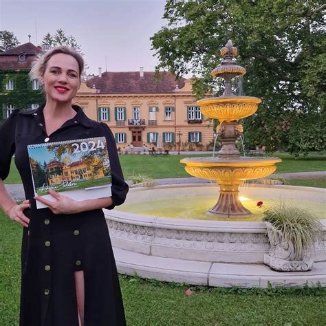 Portrét Adriany Polákovej s ukážkou jej kníh