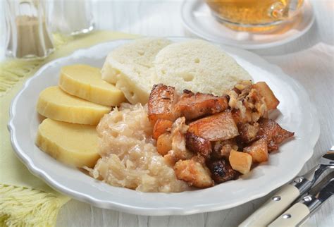 Bravčové stehno s kapustou a knedlíkom