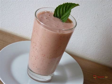 Čerstvé banánovo-jahodové smoothie v pohári