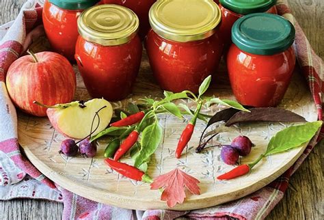 domáca sladká chilli omáčka v pohári s čerstvými chilli papričkami