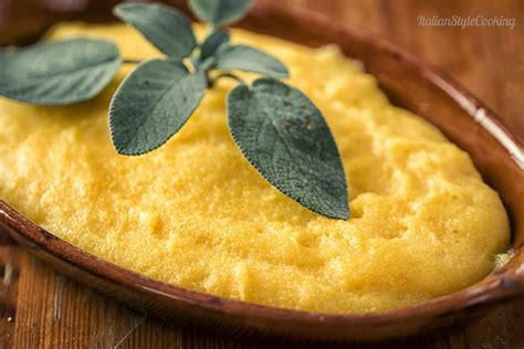 Tradičná talianska polenta s rôznymi prísadami