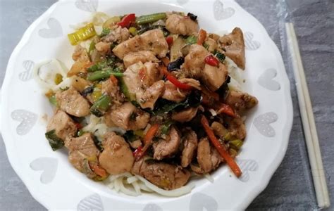 Hotové Kung Pao kurča so sklenenými rezancami na tanieri