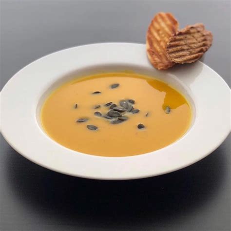 Ilustrácia tekvicovej polievky s krutónmi a bylinkami