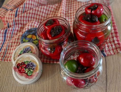 Vrstvená paprika s cibuľou a hrozienkami v nádobe