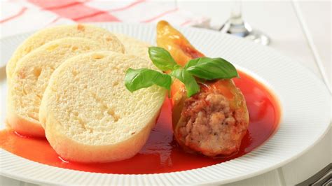 Servírovaná plnená paprika s varenými zemiakmi