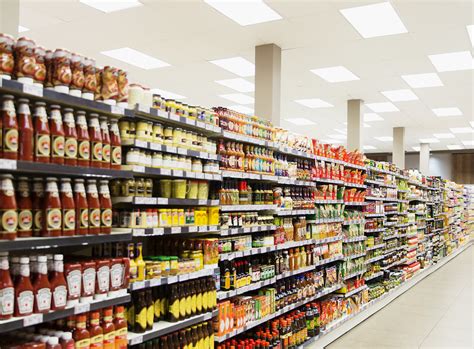 Fotografia regálu v supermarkete s rôznymi druhmi kaší