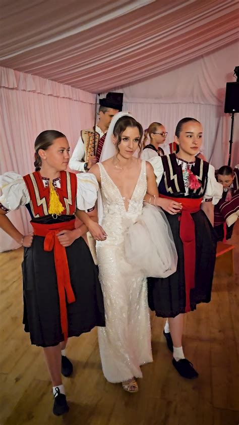 Nevesta v tradičnom svadobnom odeve s kuchárskou zásterou
