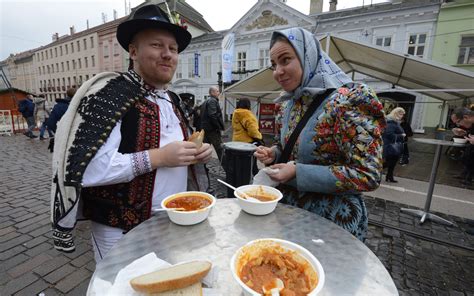 Ľudia varia kapustnicu na Brdárskej Kapustnici 2014