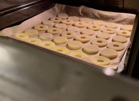 Ingrediencie na linecké cesto: múka, maslo, cukor, žĺtky, citrónová kôra