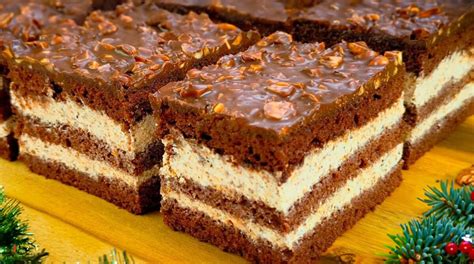 Vianočná torta na sviatočnom stole