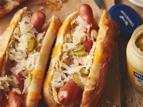 Slovenské hot dogy s rôznymi prísadami