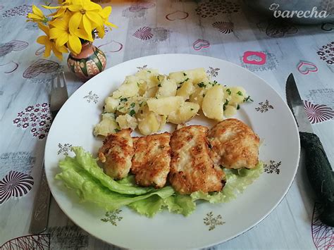 Ilustračná fotka surových kuracích pŕs nakrájaných na rezne