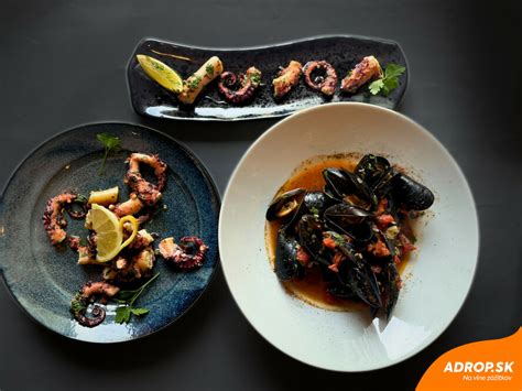 Ilustračná fotka pripravených kuracích slimákov na tanieri