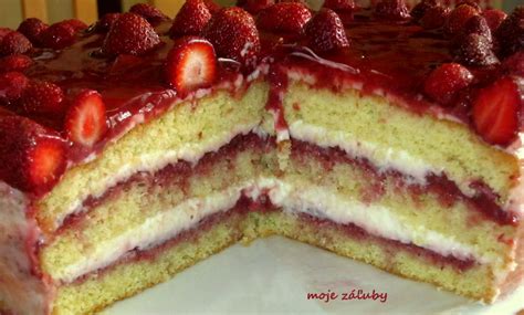 Jahodová plnka s mascarpone vo vrstvách torty