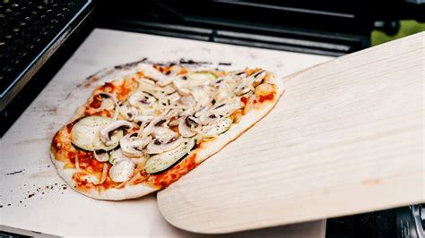 Hotová pizza na pizza kameni