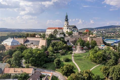Panoráma Bratislavského hradu s festivalovým davom