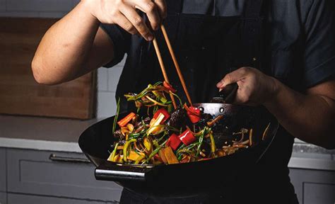 Osoba pripravujúca stir-fry vo woku