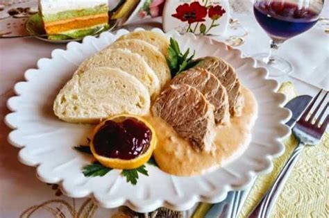 Servírovaná sviečková z bravčového mäsa s knedľou