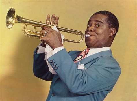 Louis Armstrong vystupuje