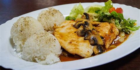 Hotový kurací steak s hubovou omáčkou a prílohou