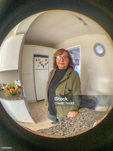 Portrét Tiny Karmažín v kuchyni