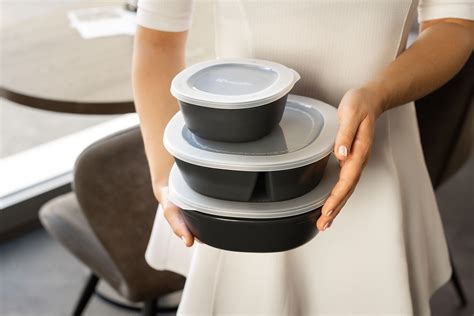 Ilustrácia rôznych kompostovateľných obalov na jedlo