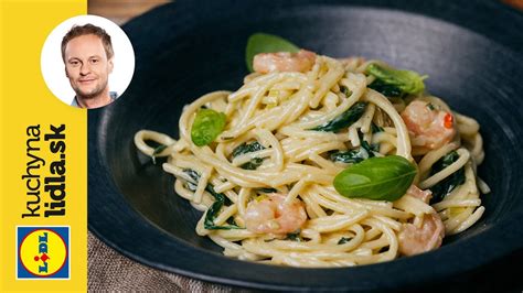 Tanier krémových cestovín s krevetami a parmezánom