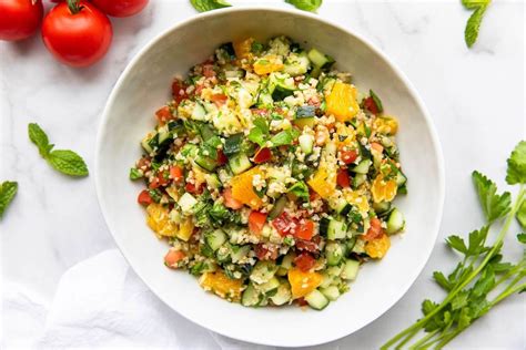 Čerstvý šalát tabbouleh pripravený z bulguru.