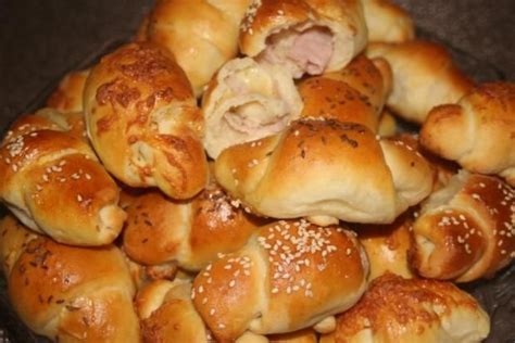 Slané plnené rožky so sezamom