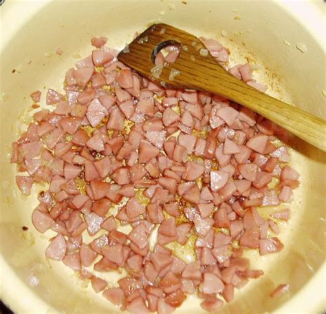 Opečené párky a cibuľka na panvici