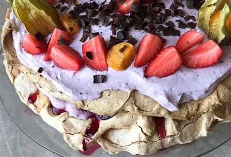 Pavlovej torta s ovocím