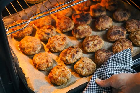 Pekanie škoricových muffinov v rúre