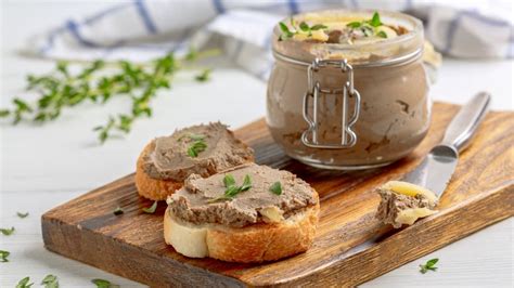 Servírovaná domáca paštéta s vínnym želé a pečivom