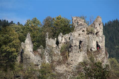 Skupina detí, ktoré sa snažia zrekonštruovať starý hrad