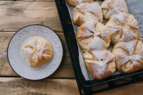 Upečené tvarohové trojuholníky posypané cukrom