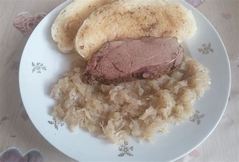 detailný rez pečeným mäsom s klobásovou plnkou