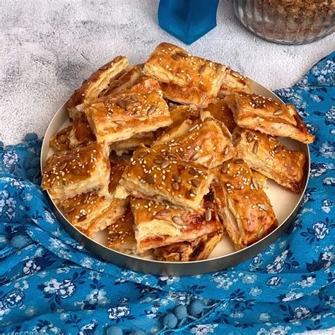 Lístkové cesto rozrezané na trojuholníky a plnené Nutellou