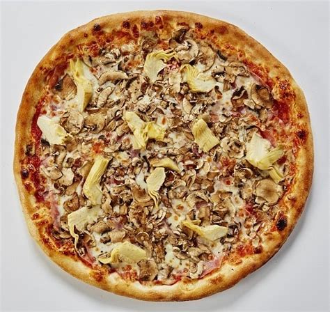 Pizza Capricciosa s artičokmi, šunkou a šampiňónmi