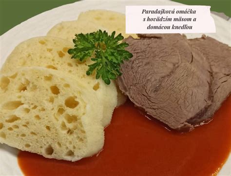 Fotografia taniera s duseným mäsom zveriny a knedľou.