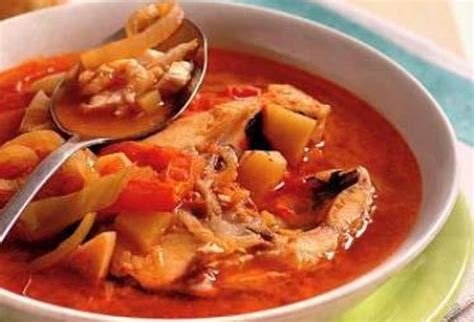Základné ingrediencie pre halászlé: ryby, cibuľa, paprika