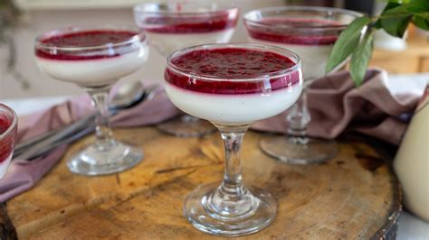 Panna cotta s malinovou omáčkou v pohári